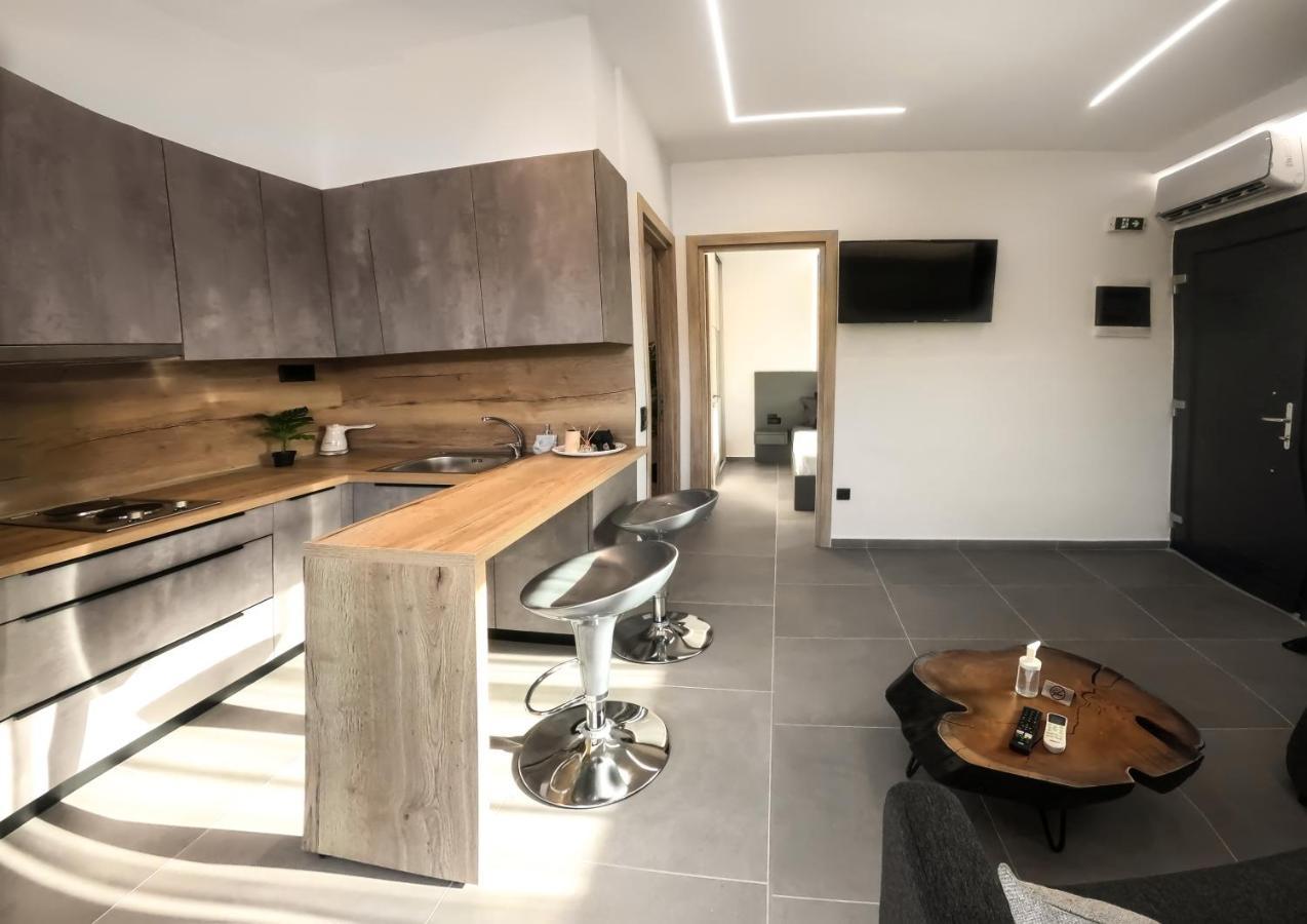 Berries Luxury Apartments ネア・ムダニア エクステリア 写真