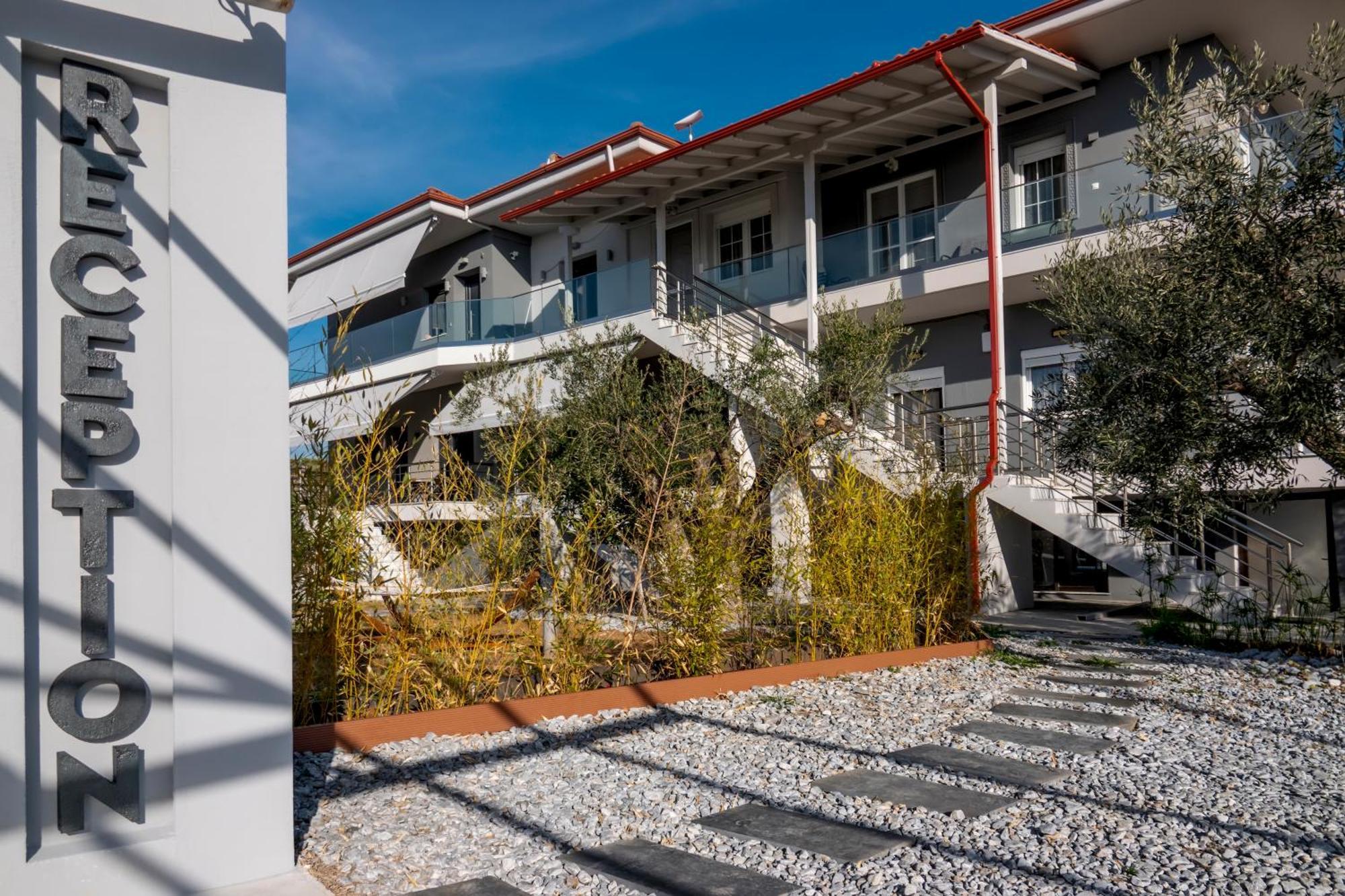 Berries Luxury Apartments ネア・ムダニア エクステリア 写真