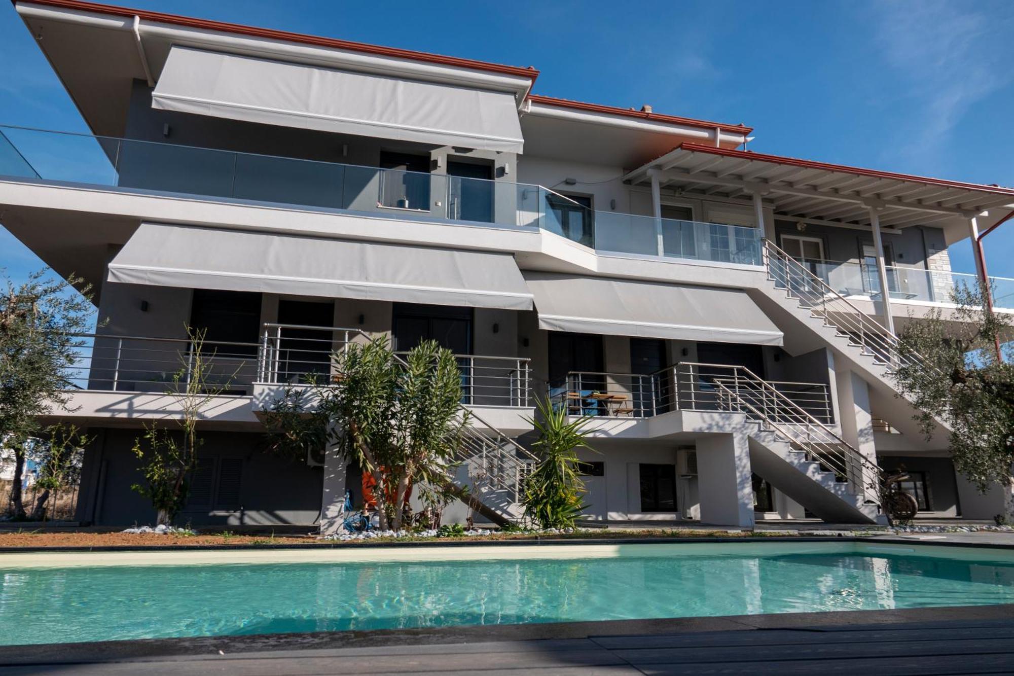 Berries Luxury Apartments ネア・ムダニア エクステリア 写真