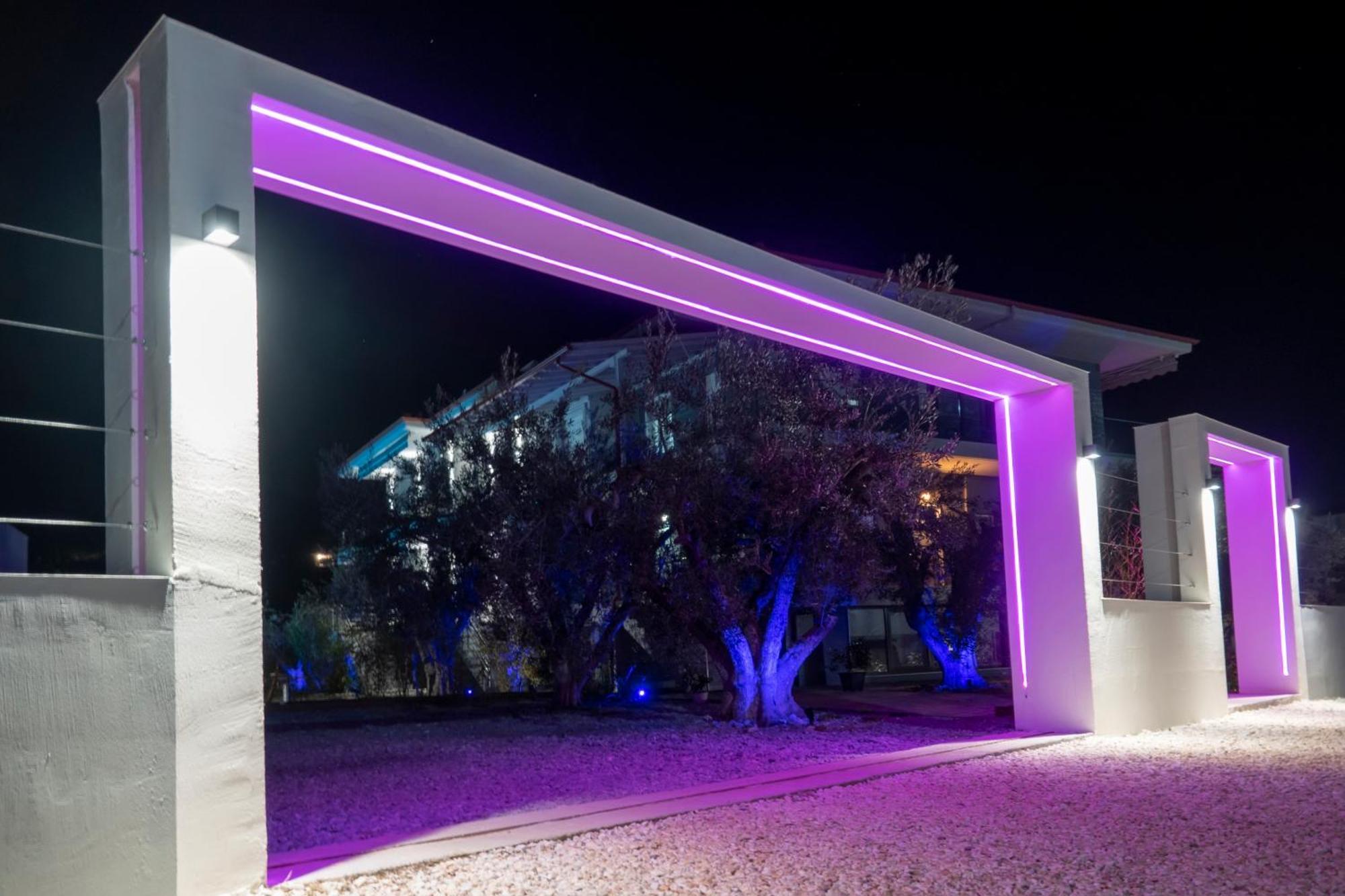 Berries Luxury Apartments ネア・ムダニア エクステリア 写真