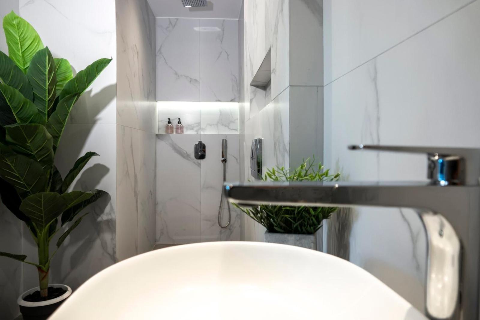 Berries Luxury Apartments ネア・ムダニア エクステリア 写真